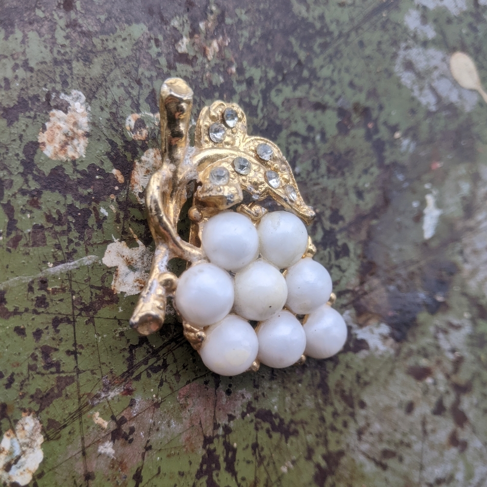 Vintage broche grapes metallic gold tone and pearl tone - Picture 15 of 16